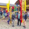 Neues Außengelände: Das neue Spielelement im Kindergarten Mariä Himmelfahrt kommt bei den  Kindern richtig gut an. Das Bild zeigt (von links) Kindergartenleiterin  Gudrun Hellmuth, Geschäftsführer Eduard Lyschick und die Planerin Josefa  Will.