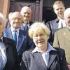 Eiserne Konfirmation: Nach 65 Jahren trafen sich wieder (vorne, von links): Hildegard Nikolai, Margarethe Roth; (Mitte, von links):  Erich Keßler, Walter Oster; (hinten, von links): Leonhard Günther und Pfarrer Thomas Braun.