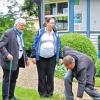 Schlag um Schlag: Bürgermeister Wolfgang Back (l.) schaffte mit zwei, Pfarrer Michael Kubatko mit drei Schlägen den Ball ins Loch. Jeanette Humbek-Hönicke, Vorsitzende des Minigolfclubs „Stahlquelle“ Bad Bocklet, schaut den beiden zu.