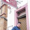 (hop)   Er will dem Karlstadter Nachtleben einen Impuls geben: Omid Hasseli ist neuer Betreiber des Kellerlokals „Fame Club-Bar“ in der Hauptstraße 12 unterm „Rio“. Zwei Monate lang wurden die Räume renoviert und völlig neu ausgestattet. Die kühle Innenarchitektur in Grautönen mit klaren Linien, Stehtischchen und Sitzwürfeln bildet nun einen starken Kontrast zum historischen Gewölbe. Das Konzept lautet Leute treffen, miteinander reden, tanzen. Zwei DJs legen Musik von den 80ern bis zu Hip Hop und House auf. Geöffnet ist jeweils freitags und samstags ab 21 Uhr.