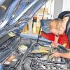 Geübter Handwerker: Sven Krug arbeitet am Fahrzeug in seiner neuen Kfz-Werkstatt.