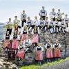 Auf der Osterburg: An der anderen Kreuzbergseite haben sich die aktuellen Sandberger Musikanten zum Jubiläumsfoto aufgestellt.