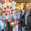 (top)   Seit Donnerstag herrscht wieder Leben im ehemaligen Rewe-Markt in der Bischofsheimer Bahnhofsstraße. Mit Musik, einem Glücksrad und weiteren Aktionen eröffnete der Textildiscounter KiK seine erste Filiale in Bischofsheim. „Die Renovierungsarbeiten sind abgeschlossen und wir freuen uns sehr, die Filiale eröffnen zu können“, erklärte KiK-Pressesprecher Joachim Klähn. Dem konnten sich Bezirksleiterin Sandy Abt (links) und Teamleitung Dagmar Gründl (Mitte) nur anschließen. Sie verwiesen darauf, dass in der neuen Filiale mit ihren 652 Quadratmetern Verkaufsfläche künftig fünf Angestellte tätig sein werden. Für die Stadt Bischofsheim gratulierte stellvertretender Bürgermeister Georg Seiffert und wünschte viel Erfolg.