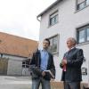 Was nun? Allianzmanager Sebastian Grimm (links) und Bürgermeister Edwin Gramlich überlegen, wie wieder Leben in einen verwaisten Bauernhof in Bütthard einziehen könnte.