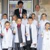(mabe)   Fünf Jungen und sieben Mädchen aus Alitzheim, Mönchstockheim und Sulzheim empfingen am Sonntag ihre Erstkommunion. In der Kirche Sankt Martin feierte Pfarrer Andreas Engert zusammen mit den Kommunionkindern, den Eltern und vielen Besuchern den Gottesdienst unter dem Motto „Jesus sagt, ich bin dein Freund“. Vom Thema Freundschaft handelte auch die Predigt: An einen Freund stelle man verschiedene Erwartungen, die auf Gegenseitigkeit beruhen, so Engert. Auch Jesus suche Freunde. Bei der Erstkommunion könnten die Kommunionkinder diesen Wunsch der Freundschaft mit den Menschen und den der Nachfolge Jesu ganz besonders spüren. In Brot und Wein zeige Jesus seine Freundschaft. Damit teile er den Menschen mit, dass er immer für sie da sei und immer bei einem sei. Da es bei einer Freundschaft dazu gehöre, sich zu treffen, Zeit miteinander zu verbringen und für einander da zu sein, solle man auch zukünftig zeigen, dass Jesus einem wichtig sei. So erinnere einen die heilige Kommunion daran, dass man mit Jesus als Freund verbunden bleiben möchte. Viele Gebete und Gesänge trugen zur Feierlichkeit des Gottesdienstes bei. Für die musikalische Umrahmung sorgte die Kolping-Band „Lebenszeichen“ aus Sulzheim. Unser Bild zeigt: (unten, von links) Franziska Orth, Leon Pflieger, Andre Müller, Leon Amberg, Juliane Knetzger, (Mitte) Max Heilmann, Sebastian Back, Selina Zeciri, Leonie Heilmann, Sophia Eck, Vivien Kromer und Lara Amberg, (oben) Gemeindereferent André Christof und Pfarrer Andreas Engert.