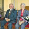 Auf dem neuen Ruhebänkchen: Der Prosselsheimer Ex-Bürgermeister Norbert Eberth und seine Ehefrau Hanni.