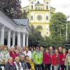 Alte Bäderkultur: Die Reisegruppe der Vhs Lohr-Gemünden stellte sich in Marienbad an der Karolinenkolonnade vor der Maria-Himmelfahrt-Kirche zu einem Erinnerungsfoto auf.