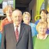 Ehrungen aktiver Mitglieder: Die Sängerkranz-Vorsitzende Edeltraud Schätzlein (dritte von rechts) und der zweite Vereinsvorstand Markus Hannwacker (hinten, dritter von links) mit den Ausgezeichneten für 25 Jahre sowie Kurt Popp (vorne Mitte), der seit 60 Jahren – mittlerweile im ersten Bass singt.
