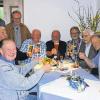 Die ehemaligen Kollegen verstehen sich gut: Die Pensionäre – Lehrer und Angestellte – treffen sich zweimal pro Jahr und lassen dabei die alten Zeiten gerne hochleben.