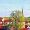 Eindrucksvoll: Mit einer Montage illustrieren die Windkraftgegner die Dimensionen der geplanten Windräder bei Wargolshausen.