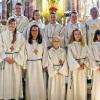 (hf)   Neue Gewänder für die Ministranten der Wallfahrtskirche am Findelberg in Saal an der Saale stellte Pfarrer Dr. José Karickal beim Gottesdienst vor. Sein Dank galt Isolde Düring, Elmar Umhöfer und der kinderfreundlichen Gesellschaft, die die zwölf neuen Ministrantengewänder finanziert haben. Der Pfarrer sagte, dass die bisherigen Gewänder schon über 30 Jahre alt waren und neue Gewänder notwendig waren. „Dafür ihnen ein herzliches Vergelt‘s Gott“, so der Pfarrer beim Gottesdienst in Saal.