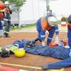 Spektakuläre Übung: Die Jugendfeuerwehr Heidingsfeld zeigte die Rettung von zwei Schwerverletzten sowie das Löschen einer in Flammen stehenden Abfalltonne.