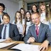 Gemeinsam unterschrieben: Einen Vertrag über eine enge Zusammenarbeit unterzeichnen Albrecht Oldenbourg, Geschäftsführer des Arena Verlags (links) und Oberstudiendirektor Dieter Brückner, Schulleiter des Gymnasiums Veitshöchheim (rechts) in Anwesenheit (hinten von links) der Studiendirektorin Jutta Merwald (Projektleiterin des Lokal-regionalen Lesenetzwerks), den  Lesescouts-Newcomern aus der sechsten Klasse Nicole Jirku, Lilli Vogel und Lara Fritz, Susanne Baumann (Pressesprecherin des Arena Verlags) und den verdienten Lesescouts und angehenden Abiturientinnen Jasmin Steiper und Kira von Bosse.