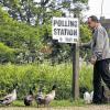 Die Europawahlen sind angelaufen: In Mattingley, etwa 50 Kilometer westlich von London, geht Clerk Phil Hinsley an vier Enten vorbei zum Wahllokal.