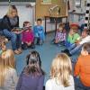 Fesselnd: Grundschullehrerin Tanja Hamburger las „Die wahre Geschichte von den Farben“ vom leisen Weiß bis hin zum lauten Rot.