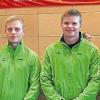 (ahu)   Bei den bayerischen Kunstturnmeisterschaften im mittelfränkischen Heilsbronn zeigte sich die Riege der DJK Würzburg um ihren Trainer Wolfgang Stöhr von ihrer ganz starken Seite: In der Aktiven-Klasse erreichte Jakob Glück im Kür-Sechskampf Rang drei. Vereinskollege Paul Stöhr holte sich bei den Junioren in der Altersklasse 17/18 ebenso Bronze. Im Finale der Gerätespezialisten gewannen beide je einen bayerischen Titel: Glück am Reck und Stöhr beim Sprung. Bei allen anderen Gerätefinals gelangen beiden weitere gute Platzierungen. Im Kür-Sechskampf der Jugendlichen schaffte es Sascha Wilhelm auf Rang zehn. In den Rahmenwettkämpfen um den „Bayern Cup“ rangierten Jeton Ibrahimi auf dem dritten, Lukas Hien auf dem fünften und Julius Hartrich auf dem sechsten Platz. Ibrahimi, Stöhr und Glück qualifizierten sich durch ihre Treppchenplätze für die Teilnahme an der deutschen Meisterschaft, den nationalen Jugend-Titelkämpfen bzw. für den Deutschland-Cup-Wettkampf. Unser Bild zeigt: (von links) Trainer Stefan Bindner, Jakob Glück, Paul Stöhr und Trainer Wolfgang Stöhr.
