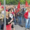 Bangen um Jobs: Der Betriebsrat von Bosch-Rexroth hat am Montagmorgen vor dem Werkstor im Schweinfurter Hafen rund 800 Mitarbeiter über einen möglichen Stellenabbau in der Lineartechnik der Werke Schweinfurt und Volkach informiert. Am Nachmittag informierte die Werkleitung, dass in den kommenden zwei Jahren 310 Stellen gestrichen werden sollen – nach Möglichkeit sozialverträglich.