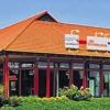 (regi)   Seit der Gründung des musterhaus küchen – Fachgeschäfts „Der Küchenladen – Möbel Weigand“ vor 25 Jahren widmen sich Helmut und Gudrun Weigand der Küchenwelt mit ihren unzähligen Gestaltungsmöglichkeiten. Ein attraktives und funktionelles Wohlfühlzentrum soll die Küche sein, individuell geplant, auf die persönlichen Bedürfnisse und die räumlichen Bedingungen ausgerichtet und professionell aufgebaut. Juniorchef Jens Weigand und elf Mitarbeiter gehören zu dem kompetenten Team, das gemeinsam mit allen Kunden in diesem Jahr das 25-jährige Bestehen des topaktuellen Küchenstudios feiert. Als Sponsor für mehrere Sportvereine ist „Der Küchenladen – Möbel Weigand“ bekannt, deshalb liegt es nahe, am verkaufsoffenen Marktsonntag am 1. Juni sportliche Aktivitäten in das Jubiläumsfest einzubeziehen. Von 13 bis 17 Uhr können alle Gäste auf dem Betriebsgelände im Gewerbegebiet in Großeibstadt im original Boxring des Arena Kampfsportzentrums  Vorführungen aus den Sparten Kickboxen und Muay Thai  sowie Ju Jutsu erleben. Schaukämpfe und Trainingseinheiten werden auch an der aufgebauten Tischtennisplatte von den Tischtennisgrößen des TSV Bad Königshofen sowie im Handball-Spielfeld vom HSC gezeigt. Alle Sportler kann man dort hautnah erleben und Fragen zum Training und den verschiedenen Sportarten stellen. Mitfiebern können alle Gäste wenn Handball- und Fußballmannschaften aus Großbardorf, Mellrichstadt, Bad Neustadt und Aubstadt beim Menschenkicker gegeneinander antreten. Beim Torwandschießen können alle Gäste ihre Treffsicherheit beweisen. Die Moderation des Nachmittags hat Andreas Balling aus Stockheim übernommen. In der Vorführküche findet ein Miele-Schaukochen statt, dort entstehen echte Köstlichkeiten, bei deren Zubereitung man der Köchin über die Schulter schauen kann – probieren ist erwünscht! Tipps für die vitaminschonende Zubereitung und viele gute Ideen rund um die leckere Sommerküche können die Zuschauer mit nach Hause nehmen.Natürlich stehen am verkaufsoffenen Sonntag auch die Fachberater zur Verfügung, beantworten alle Fragen rund um die Küchen und lassen die Gäste einen Blick in das 3D-Küchen-Kino, das derzeitige Highlight einer professionellen Planung, werfen. Das Glücksrad dreht sich – zahlreiche attraktive Gewinne stehen bereit, von Eintrittskarten über Gutscheine bis zu Sachpreisen. Für das leibliche Wohl ist bestens gesorgt. Informationen auch unter www.kuechenladen-weigand.de, weigand@kuechen.de oder Tel. 09761 91160.