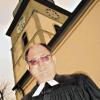 Sanierungsbedürftiges Gotteshaus: Hüttenheims evangelischer Pfarrer Matthias Subatzus plant mit der Kirchengemeinde die Außensanierung der Pfarrkirche Johannes der Täufer.
