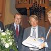 Premiere: In der Neubaukirche erhielt der erste Preisträger des mit 25 000 Euro dotierten Dr.-Eckernkamp-Forschungsförderpreises der Vogel-Stiftung, der Würzburger Immunologe Thomas Hünig (Zweiter von rechts), die Urkunde aus den Händen des Stifters Kurt Eckernkamp (rechts) sowie in Anwesenheit des Universitätspräsidenten Alfred Forchel (Zweiter von links) und des Universitätsbund-Vorsitzenden David Brandstätter.