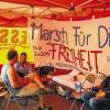 Schickten ihre Forderung an das Bundesamt nach Nürnberg: protestierende Flüchtlinge in der Würzburger City.