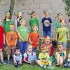 (sfe)   Am Sommerfest des Kindergartens Roden führten die Kindergartenkinder passend zu ihrem Jahresthema „Gesunde Ernährung“ ein kleines „Gemüsetheater“ auf. Dabei  trifft die Stadtgurke auf ihrem Weg verschiedene Artgenossen. So auch auf die Kartoffel Stoffel, die Tomate Agathe, den Apfel Zapfel und die Karotte Lotte. Anschließend konnten sich alle Kinder auf der Spielstraße austoben, verschiedene seltene Obstorten probieren und Gewürztöpfchen basteln. Eine besondere Attraktion waren die Aufführungen der Schulkinder, die in drei Gruppen verschiedene Kasperltheaterstücke zeigten. Beim Schätzspiel konnte man einen Korb mit Bio-Obst gewinnen, wenn man wusste, wie viel Obst und Gemüse die Kinder insgesamt in einem Monat verzehren. Im Bild: Die Kindergartenkinder sagen nach ihrer Aufführung brav noch „Spaaaaghetti“ in die vielen Kameras ihrer stolzen Eltern.