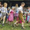 (kri)   Mit einem Familiengottesdienst begannen die Festlichkeiten zum 111-jährigen Bestehen des Marienvereins. Den Gottesdienst gestalteten die Kindergartenkinder mit Leiterin Kathrin Lindl und ihrem Team. Für die Musik sorgte die Gruppe Concento. Pfarrer Klaus Oehrlein erläuterte anhand eines Wegweisers, dass Menschen innerhalb der Dorfgemeinschaft Richtungen angezeigt haben. Mit einem Festzug, angeführt von der Musikkapelle, zogen Kinder, Eltern, Vorstand und Pfarrer Oehrlein, begleitet von vielen Gästen zum Kindergarten. Oehrlein segnete die neue Spielbaustelle im Spielhof. Bei strahlendem Sonnenschein erlebten die Zuschauer einen fernsehreifen „Hopferstädter Kindermusikantenstadl“, einstudiert von den Kindergartenkindern. Im weiteren Programm konnten sich die Kinder in der Hüpfburg, gesponsert von der Schreinerei Alexander Karl, austoben. Zeitgleich verkaufte der Elternbeirat Lose für die Tombola. Am Nachmittag erfreute das Duo Schenkspaß die Kinder und Erwachsenen mit einer Zirkusshow.