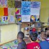 (rt)   Die Lehrerin Anja Bank hatte einen Workshop zum Thema „Vier Jahreszeiten“ mit der Klasse 4b in der Grundschule Kitzingen-Siedlung organisiert – zusammen mit Ursula Beck, Dozentin der Akademie Faber-Castell und Jugendkunstschule Erlangen. Die Kinder staunten über leuchtende Farben, die mit „verbrennenden Fingern verschmiert werden dürfen“, über „wenige Malvorschriften“ und dass „Schmieren und Krixelkraxel“ nicht störte. Am Ende des Vormittages sind bunte Kunstwerke herausgekommen. Schon Wochen vorher hatte sich die Klasse mit den „Vier Jahreszeiten“ von Antonio Vivaldi befasst; die Schule veranstaltet immer wieder kleine Konzerte zum Jahreszeitenbeginn. Die Kinder aus der 4b erfuhren Wichtiges über Ölkreiden, die Ursula Beck mit ihrem Begleiter Peter Schulze im Gepäck hatte. Zu bestaunen sind die Kunstwerke der Schüler bei einer Vernissage zu „Kultur trifft Natur“ in der Grundschule am Freitag, 30. Mai, von 12.30 bis 15 Uhr.