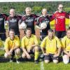 Pfarrgemeinderat gegen Priester-Auswahl:  Schiedsrichter Johannes Neundörfer (hinten, links) pfiff das Benefiz-Fußballspiel der beiden Mannschaften am Sonntag auf dem Sportgelände der SpVgg Untersteinbach.
