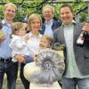 So seh'n Sieger aus: Martin Johannes Schmitt, Sandra Sauer mit ihren beiden Töchtern und Klaus Höfling; im Hintergrund der „Ziehvater“ der erfolgreichen jungen Winzer Karl Martin Schmitt.