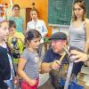 Der Goldschmied in der Schule: Thomas Seufert bearbeitete beim Schulfest in Sommerach Kupferschalen.