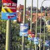 Wahlkampf ohne Ende: Die AfD hat die B 19 mit Plakaten eingedeckt – am Greinbergknoten und wie hier im Bild an der Adenauer-Brücke.  ANDREAS JUNGBAUER