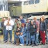 Friedensbrot: Bäckermeister Martin Schiffer aus Würzburg ist einer der Wichtigsten in der Delegation des Museums für Militär- und Zeitgeschichte Stammheim um Günter Weißenseel (links), die zum D-Day am 6. Juni an der normannischen Küste als Friedenszeichen Brot backt und an die Franzosen verteilt. Im Hintergrund der auf einen Lkw verladene Feldbackofen.