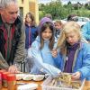 Tüchtige Schülerinnen: Emma und Celine zeigen Ernst Drobek, dass sie gut aufgepasst haben: Sie ordnen den Hafer richtig zu.
