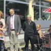 Das einstige Café Klatsch ist nun das „Café Bohne“: Bürgermeister Eberhard Streit (Zweiter von rechts) gratulierte der Familie Kraft zur Eröffnung (von links Thomas Kraft mit Naja, Barbara Kraft und Louis). Stadtrat Markus Beck (rechts), ein Freund der Familie, hat bei der Renovierung mitgewirkt.