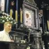 Beeindruckend: Mit Pfarrer Krefft vor dem Gnadenbild der Schwarzen Madonna zu singen, war einer der Höhepunkte.