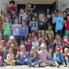 (hela)   „Wir sind die Kleinen in den Gemeinden, doch ohne uns geht gar nichts.“ Dieses Lied haben die 57 Kinder beim Kinderbibeltag in Dettelbach gesungen. Detektivin Paula Pfeife (dargestellt von Brigitte Troll) ging mit den Kindern einem seltsamen Fall nach und ist dabei in den Kreis um Jesus geraten. So haben sie und die Jungen und Mädchen von seiner Verkündigung erfahren und dass Gott alle Menschen liebt. „Die Botschaft, der freundlichen Zuwendung Gottes zu den Menschen, versuchen wir den Kindern nahe zu bringen”, teilt Pfarrer Uli Vogel von der evangelischen Gemeinde mit. Im Abschlussgottesdienst des Kinderbibeltags erhielten die Teilnehmer den Segen. Die Kinder feierten danach mit ihren Familien und  den 25 Mitgliedern der evangelischen Kirchengemeinde, die den Kinderbibeltag vorbereitet hatten, das Gemeindefest, so die Mitteilung an die Presse außerdem. „Wir sind das Salz in der Suppe der Gemeinde”, war in einem weiteren Lied zu hören.