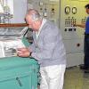 Tag der offenen Tür: Otto Schor, hier bei der Begutachtung einer Probe am Mahlwerk, und Sohn Jochen führen an Pfingstmontag durch die Schlossmühle.