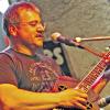 (si)   Wolfgang Kalb ist Gast bei der Bluesnight des Gadenvereins an Samstag, 7. Juni, um 20 Uhr in den Geldersheimer Gaden. Der Country-Sänger interpretiert Lieder der alten Meister auf seine eigene Weise. Seine Vorbilder sind Blind Blake, Robert Johnson oder Mississippi John Hurt. Nicht zu überhören sind allerdings auch die musikalischen Einflüsse von Muddy Waters oder John Lee Hooker. Nach einer mehrjährigen Konzertpause tourt er wieder und ist zu einer festen Größe der deutschen Country-Blues-Szene geworden. Er gastiert regelmäßig in den renommierten Jazzclubs Deutschlands, Österreichs und der Schweiz. Einlass ist um 19 Uhr.