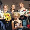 Das Damensalonorchester „Bella Donna“ mit Nachwuchs: Im Bild (stehend von links) Gudrun Bähr, Anna Balint, Valerie Sattler, Zsuzsa Zsizsmann und Masa Rajkovic sowie (vorne) Katrin Triquart mit ihrer neun Monate alten Tochter im Kloster Wechterswinkel.