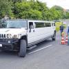 Spektakulärer Auftritt: In diesem über zehn Meter langen Hummer-Stretch-Geländewagen fuhr Ursula Buchen mit ihren Kinder unter dem Beifall zahlreicher Schaulustiger an ihrem im Innenbereich frisch renovierten Wohnhaus am Ortsrand von Irmelshausen vor.