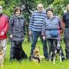 Geschafft: Renate Scheidbach mit Labradormischlingshündin Nelly, Michael Sperlich mit Dogge Lana, Berit Petersen mit Labrador Tomte, Eberhard Wehner mit Mischling Mo und Helga Wehner mit Mischling Elsa haben den Hundeführerschein bestanden, zu dem Ausbilder Andreas Pfister und Prüferin Sabine Geisler gratulierten.