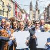 Die Kochmützen hoch: Die „fränkischen Würzburger Wirte“ (von links) Christian Wolz (Restaurant Würtzburg), Andreas Korger (Greifensteiner Hof), Frank Kulinna (Juliusspital-Weinstuben), Ralf Barthelmes (Martinsklause), Alexandros Kyventidis (Brauereigasthof Alter Kranen), Rolf Schulz (Stachel), Kurt Schubert (Ratskeller), Jan Endres (Alte Mainmühle), Helga Lotz (Marktbärbl) und Elmar Schwarzmeier (Restaurant Walfisch).