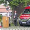 Im Festtagsschmuck: Nicht nur die Halle für Feuerwehr und Bauhof Gaukönigshofen wurde ihrer Bestimmung übergeben. Auch der vom Verein beschaffte Feuerwehr-Mannschaftswagen erhielt seinen Segen durch Domvikar Stephan Hartmann (am Rednerpult). Bürgermeister Rhein assistierte. FOTO: KLAUS L. STÄCK