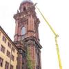 Arbeitsplatz mit Aussicht: Gestern war mit einem Spezialkran Inspektion an der Neubaukirche.THERESA MüLLER
