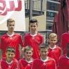 (frak) Die Fußball-Mannschaft des Würzburger Röntgen-Gymnasiums hat den Bezirksentscheid des Schul-Wettbewerbs der Altersstufe Jungen III gewonnen. Beim unterfränkischen Endturnier in Schonungen besiegten die Würzburger die Mannschaft der Realschule Schonungen (5:1) und im Endspiel das Team der Staatlichen Realschule für Knaben aus Aschaffenburg (1:0). Durch den Erfolg qualifizierte sich das Team des Röntgen-Gymnasiums für die nordbayerische Meisterschaft, die voraussichtlich Anfang Juli auf dem Gelände des FC Würzburger Kickers ausgetragen wird. Unser Bild zeigt die Siegermannschaft mit (hinten von links) Maximilian Stengler, Trainer Michael Broecker, Maximilian Schnorr-Reinders, Tobias Schaupp, Enrico Mager, Tobias Leptich, Sportlehrer R. Schweitzer sowie (vorne von links) vorne: Oliver Schall, Sven Schießer, Niclas Schories, Nico Hirschmann, Samuel Rauh, Jason Tuda, Kevin Frisorger. Es fehlen Phillip Steigerwald und Gerrik Noe.