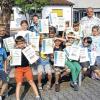 (gab) An der Grundschule Gemünden waren im abgelaufenen Schuljahr alle Kinder der 2. Und 3. Klasse in der Schach AG erfolgreich und erzielten die erforderlichen Punkte für das Bauern- und zum Teil auch für das Springerdiplom. Von der Klassenmeisterschaft waren laut der Pressemitteilung der Grundschule alle begeistert und kämpften um jeden halben Punkt. Das Bauerndiplom erreichten: David Nätscher, Luca Armowitz, Hanna Holzemer, Hannah Beller, Ines Fischer, Stefan Keil, Franziska Schelbert Franziska und Maya Armowitz. Das Springerdiplom schafften: Arthur Felsinger, Linus Weigand, Hans Eschenbacher und Timo Sachs. In der Klassenmeisterschaft der 2. und 3. Klasse wurden sechs Runden nach Schweizer System ausgetragen. Es gab folgende Platzierungen: 1. Justin Hammond, 2. Hans Eschenbacher, 3. Timo Sachs, 4. Hannah Beller, 5. Erik Frank Erik, 6. Linus Weigand, 7. Arthur Felsinger, 8. Ines Fischer 9. Franziska Schelbert, 10. David Nätscher, 11. Stefan Keil Stefan und 12. Hanna Holzemer.