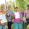 Ehrung im Bastheimer Gemeindewald: Die beiden langjährigen Pflanzfrauen Resi Trapp aus Reyersbach (links) und Anita Schneider aus Unterwaldbehrungen (Mitte) wurden zu „Ehrenwaldbürgerinnen“ ernannt. Ihnen gratulierten Bürgermeisterin Anja Seufert (Zweite von links), Kollegin Heike Schneider und Förster Andreas Henig.