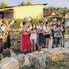 (kefe)   Auch die Musikkapelle Saal nahm die Herausforderung zur sogenannten Cool Water Challenge an. Nominiert wurde sie laut Mitteilung von den Haubachrebellen aus Großeibstadt. Am Freitag vergangener Woche trafen sich die Musiker einschließlich des Bürgermeisters Norbert Bauer (im Bild ganz rechts) um 20 Uhr in der vor kurzem neu eingeweihten Marienstraße am Tretbecken, um gemeinsam zu musizieren. Damit sich die Cool water Challenge weiter verbreitet, wurden vom Vorsitzenden Norbert Büchner die Stadtkapelle Zeil am Main, der Musikverein Strahlungen und die Ringheimer Musikanten nominiert.
