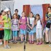 Kreativ: Ein Theaterstück über Ufos und kleine grüne Männchen führten die Kinder der Kolpingsfamilie beim diesjährigen Sommernachtsfest auf. Das kleine Männchen (Veronika Lochner) erscheint und entschuldigt sich bei der Mutter (Zweite von rechts, Marie Fischer) für die Unannehmlichkeiten. Simon und seine Schulfreunde beobachten die Szene.